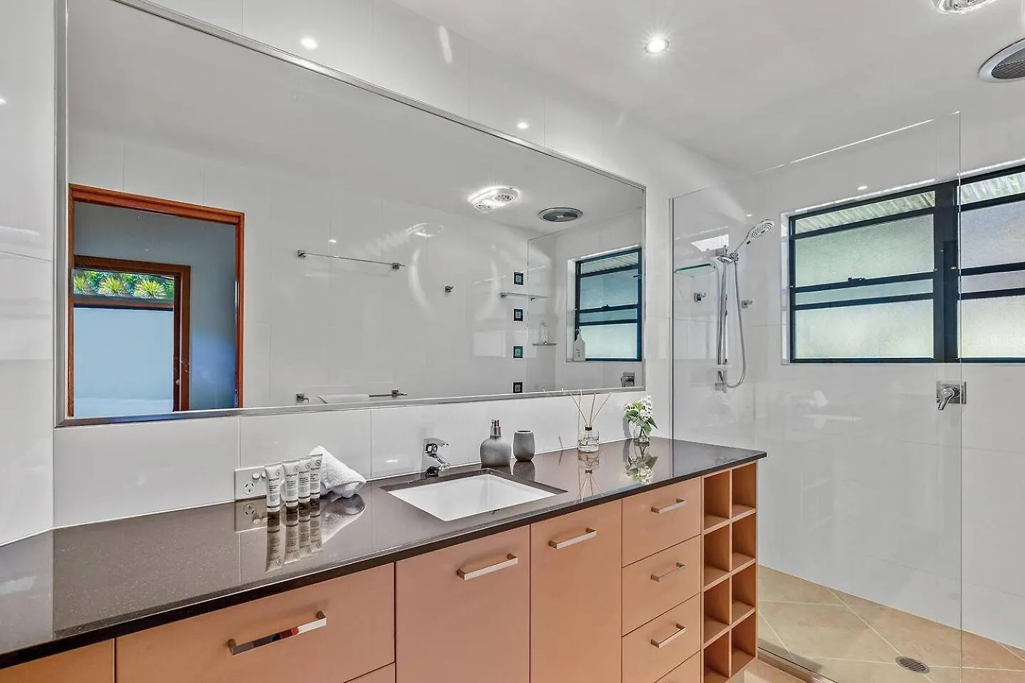 Summer Is Here! Enjoy Exclusive Access For 9, Pool, Media Room, Acreage Estate In Magical Sunshine Coast Mooloolah